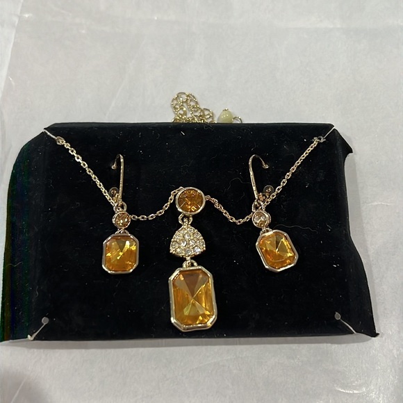 New Vintage Avon SAQ stamped necklace and earrings set - Picture 3 of 7